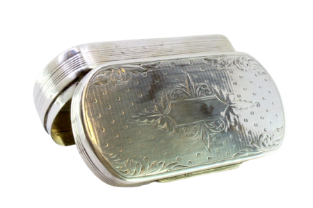 Caixa de rapé em prata de forma elíptica com frisos e gravados envolvendo cartela para monograma com tampa basculante.